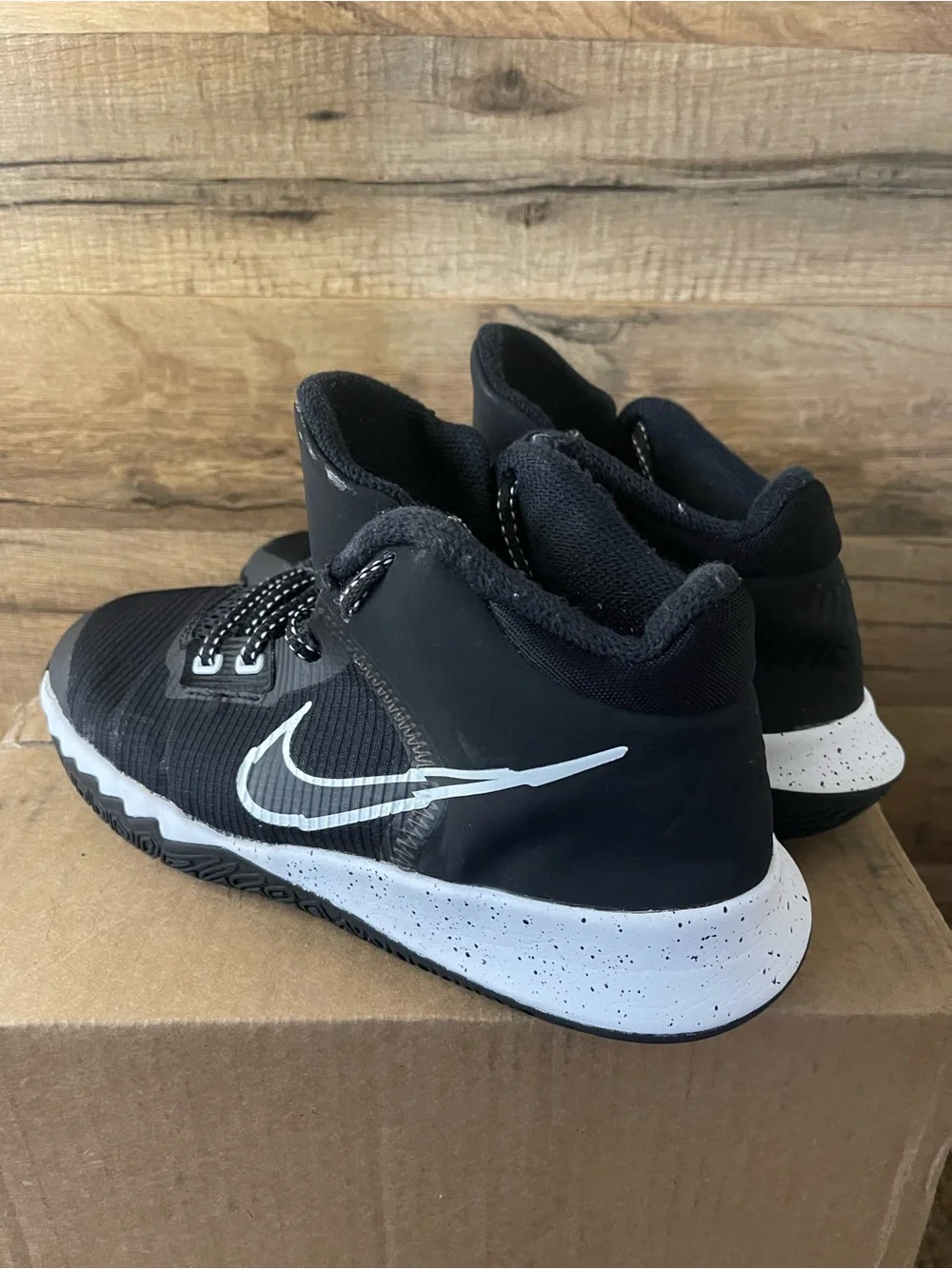 Nike Kyrie Flytrap Black White Size 5.5 Y Basketball Shoes Sneakers